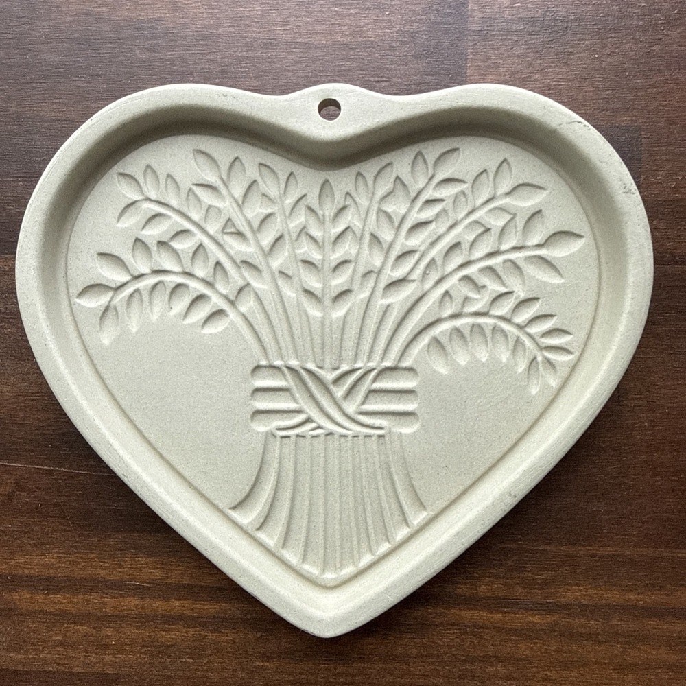 Vintage Pampered Chef Bountiful Heart Stoneware Heart Cookie Mold 2004
